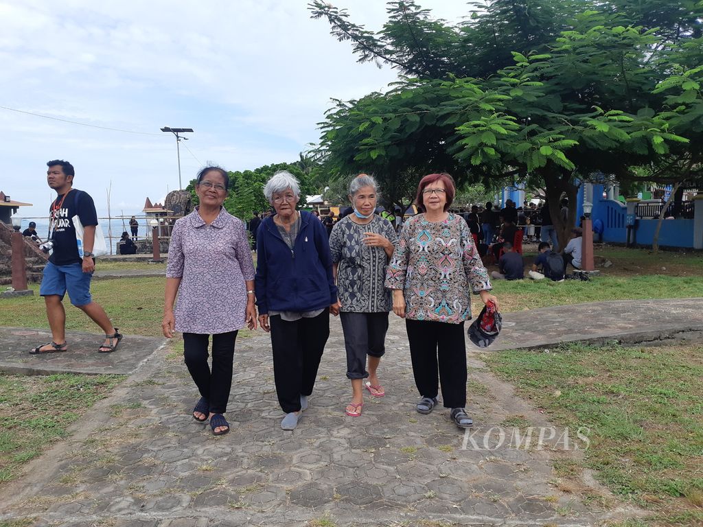 Para warga lansia dari luar daerah ikut merayakan Semana Santa di Larantuka, Kabupaten Flores Timur, Nusa Tenggara Timur, Jumat (7/4/2023). Salah satunya Yohana (87, kedua dari kiri) asal Magelang, Jawa Tengah.
