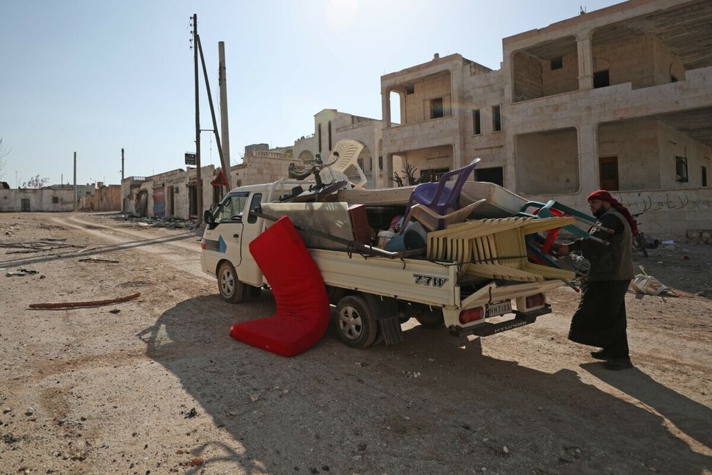 Seorang pria warga Desa Al Nayrab, tenggara Idlib, menaikkan barang-barang ke kendaraan bak terbuka untuk mengungsi ke tempat yang aman. Konflik bersenjata di Idlib antara Pemerintahan Suriah yang didukung Rusia dan pasukan pemberontak yang didukung Turki telah membuat sekitar 1 juta penduduk Idlib mengungsi dan mencari suaka hingga ke negara-negara Eropa. 