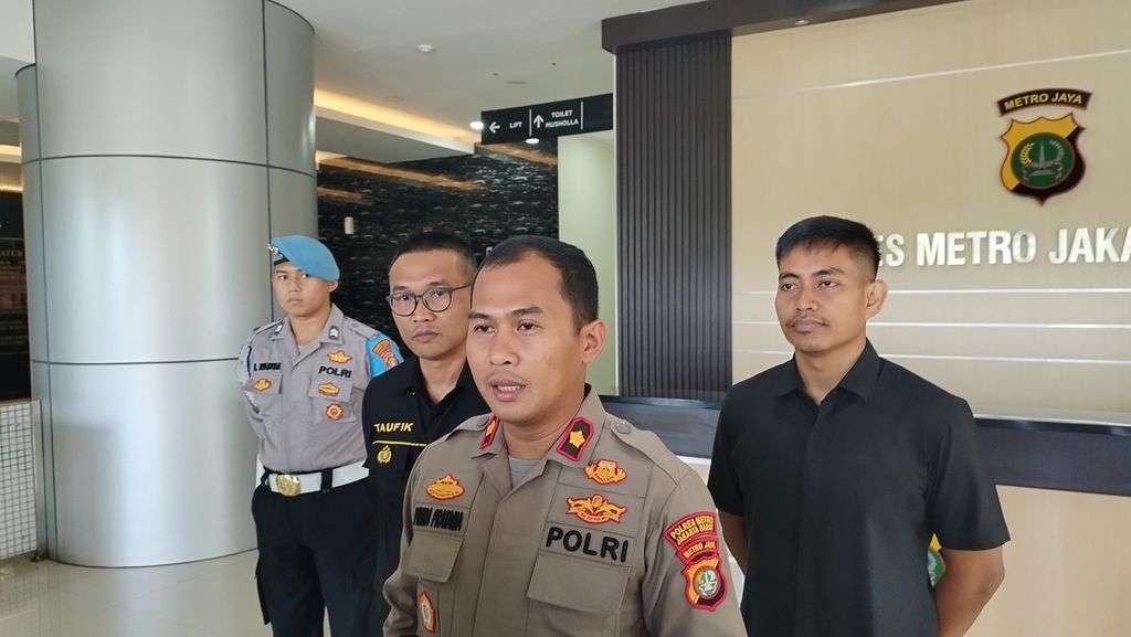 Kepala Kepolisian Sektor Metro Tambora Komisaris Putra Pratama tengah memberikan keterangan mengenai kasus pelecehan anak, di Kepolisian Resor Metro Jakarta Barat, Jumat (10/2/2023).