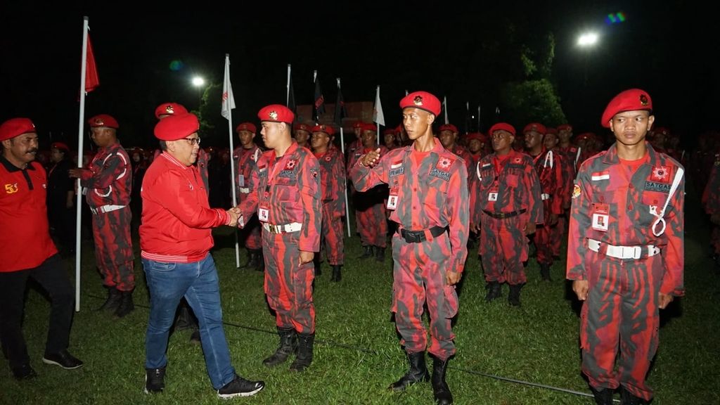 Sekretaris Jenderal PDI-P Hasto Kristiyanto menyalami anggota Satuan Tugas Cakra Buana pada Apel Akbar, Jumat (6/1/2023), di Cibubur, Jakarta Timur. 