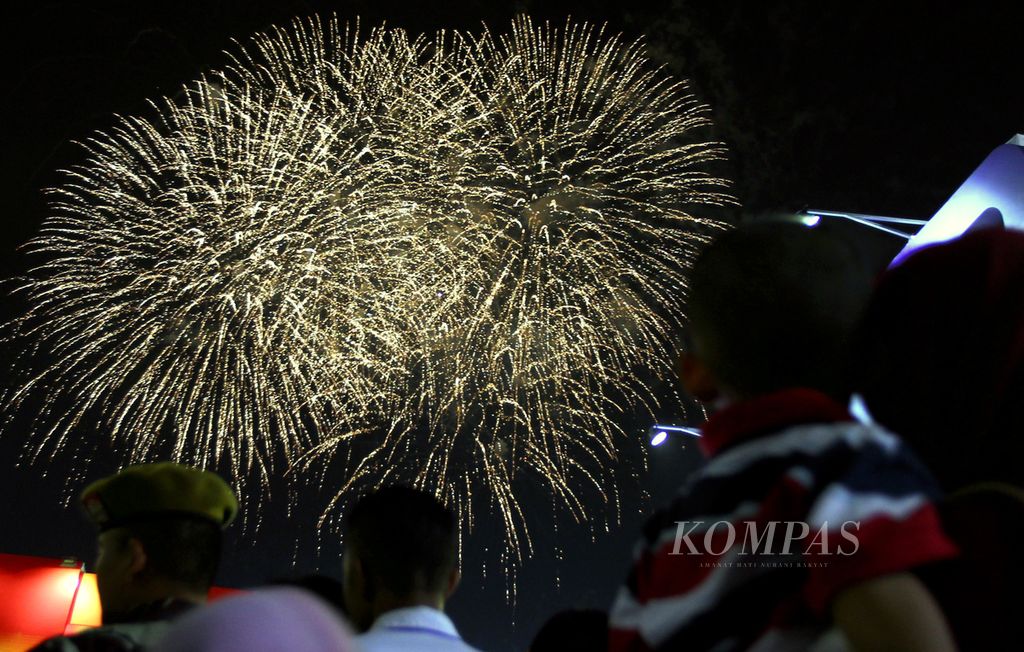 Fireworks party enlivened the opening of the 2015 Jakarta Fair in Kemayoran, Jakarta, Friday (29/5/2015).