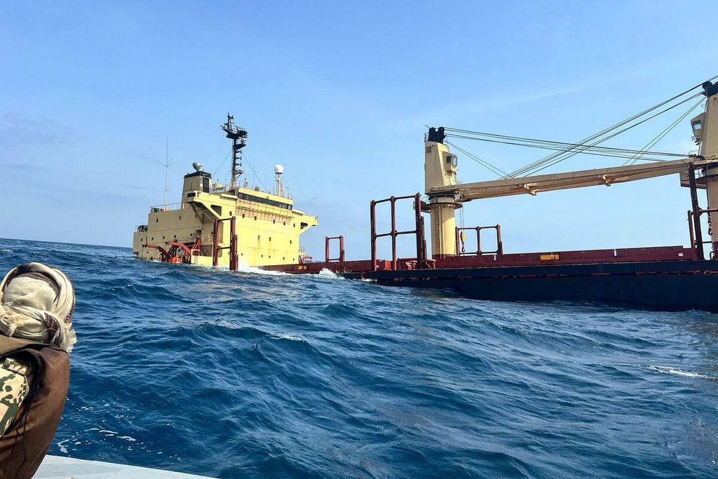 Foto yang diambil pada 27 Februari 2024 ini memperlihatkan sebagian kapal kargo Rubymar tenggelam di perairan lepas pantai Yaman. 