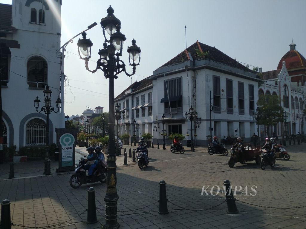 Suasana kawasan Kota Lama di Semarang, Jawa Tengah, Selasa (19/4/2022). Kota Lama salah satu destinasi wisata yang selalu ramai saat libur Lebaran. 