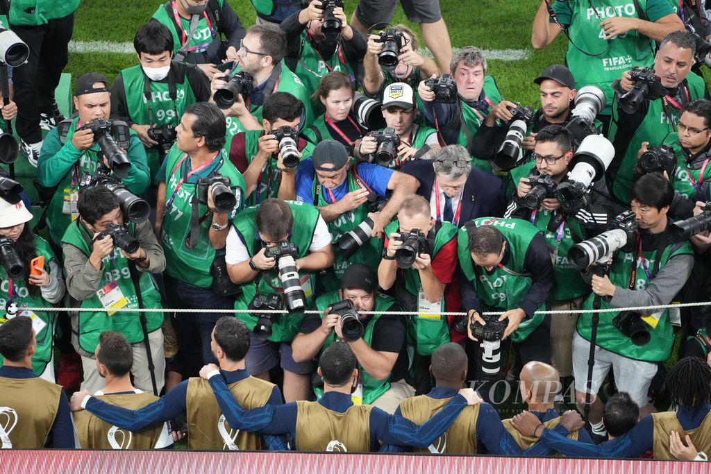 Para fotografer memotret pemain Portugal, Cristiano Ronaldo, yang berada di bangku cadangan saat pertandingan melawan Maroko pada babak perempat final Piala Dunia 2022 di Stadion Al Thumama, Qatar, Sabtu (10/12/2022).