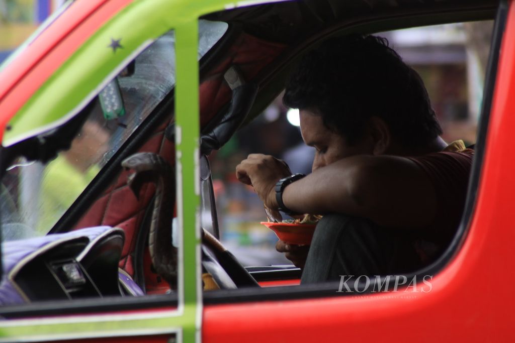 Sopir angkutan kota memakan mi balap di depan warung Mi Balap Pak De di Jalan Willem Iskandar, Medan, Sumatera Utara, Selasa (7/11/2023). 