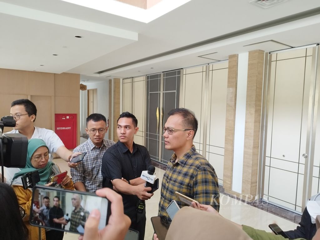 BCA Economist David Sumual provided a statement to the media during the Journalism Training held by Bank Indonesia in Samosir Regency, North Sumatra, on Sunday (28/4/2024).