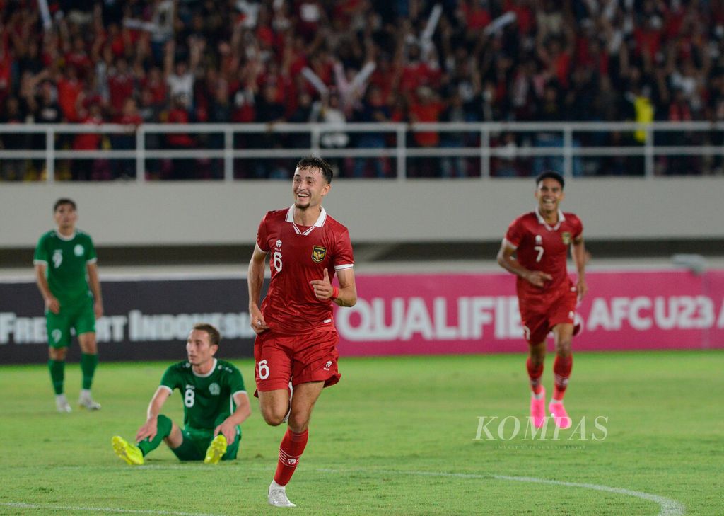 Pemain Indonesia U-23 Ivar Jenner berlari setelah mencetak gol pertama bagi timnya saat menghadapi Turkmenistan pada babak Kualifikasi Piala Asia U-23 2024 di Stadion Manahan, Kota Surakarta, Selasa (12/9/2023). 