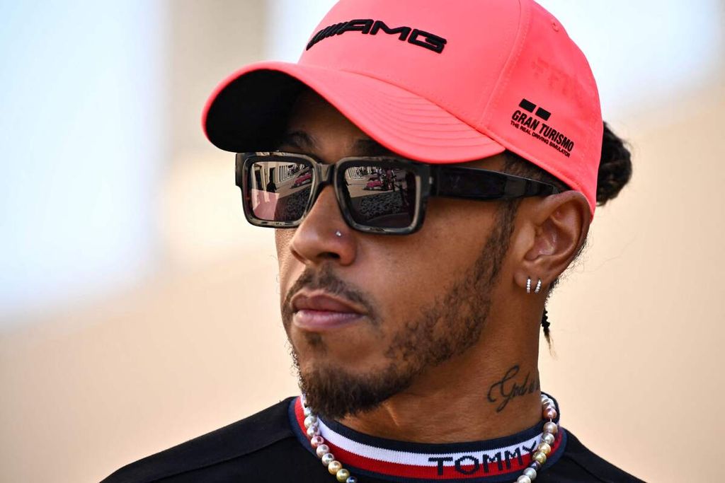 Pebalap Mercedes Lewis Hamilton bersiap menghadiri acara konferensi pers menjelang Grand Prix Formula 1 seri Abu Dhabi di Sirkuit Yas Marina, Kamis (17/11/2022).