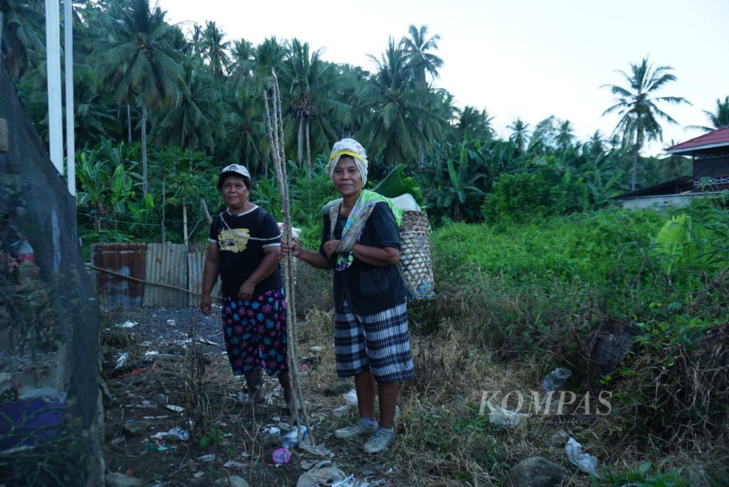 Dua petani perempuan, Julce Bawoel (61, kanan) dan Femmy Aring (48), ketika ditemui di Desa Ratatotok Selatan, Belang, Minahasa Tenggara, Sulawesi Utara, Selasa (9/12/2023).