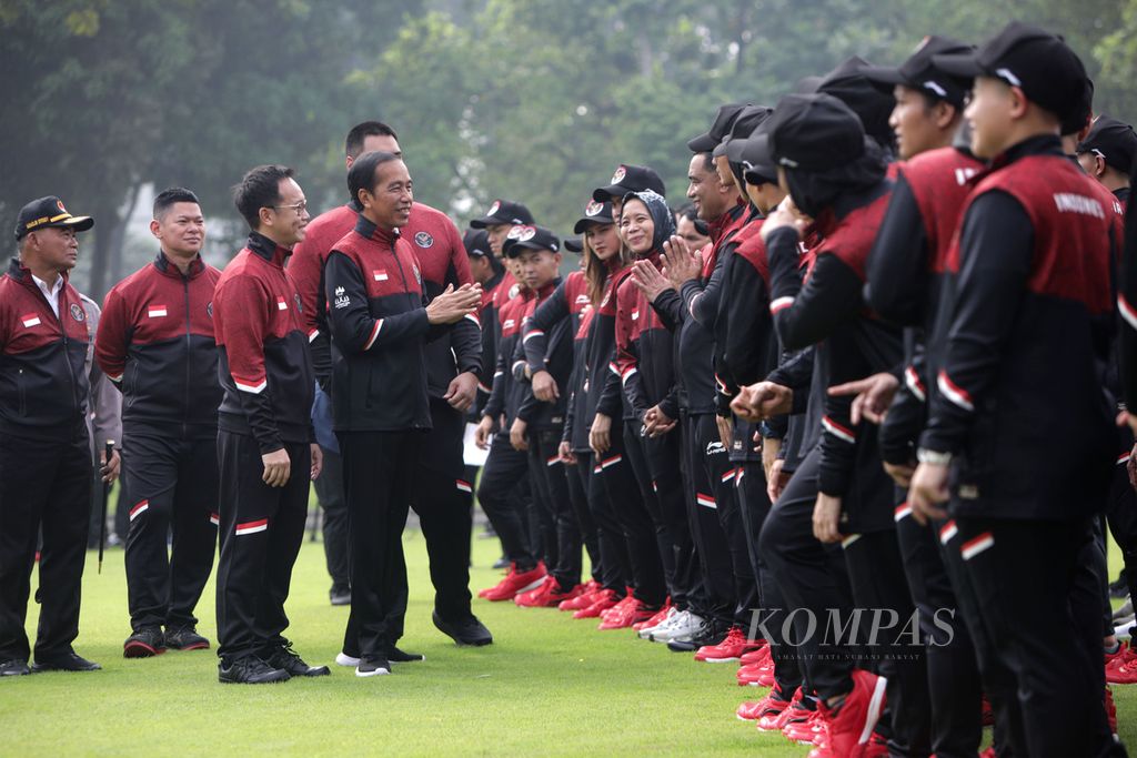 President Joko Widodo greets and chats with athletes during the ceremony of sending off Indonesian contingents who will compete in the SEA Games XXXII Cambodia 2023 at the Merdeka Palace yard, Jakarta, Tuesday (2/5/2023).