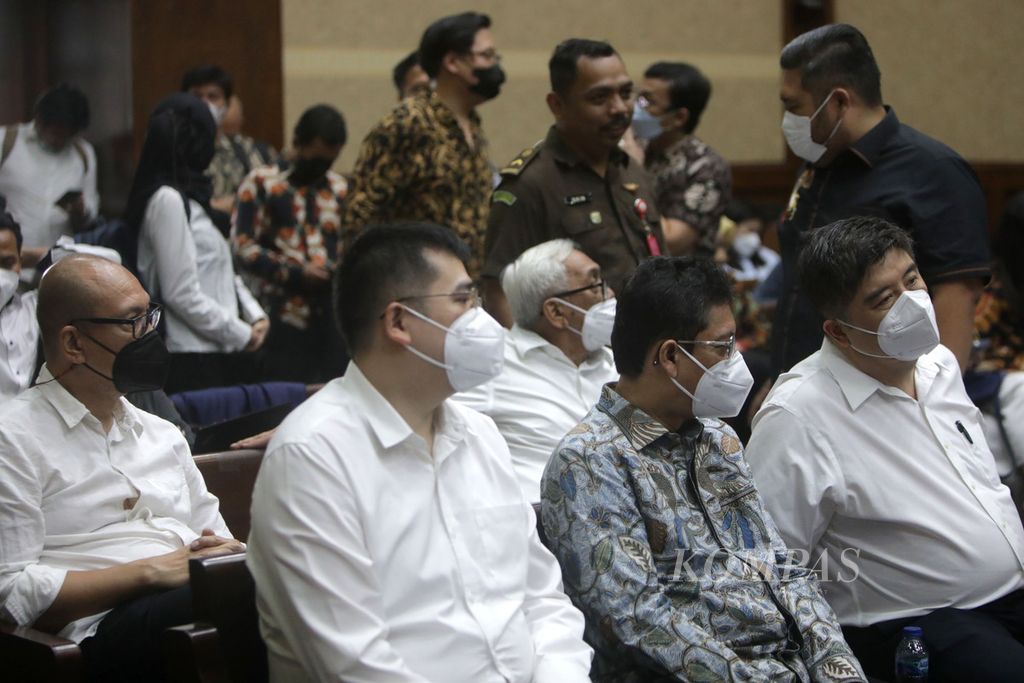 Para terdakwa kasus korupsi pemberian fasilitas ekspor minyak sawit mentah dan turunannya,bersiap mengikuti persidangan di Pengadilan Tindak Pidana Korupsi (Tipikor), Jakarta, Rabu (31/8/2022). 