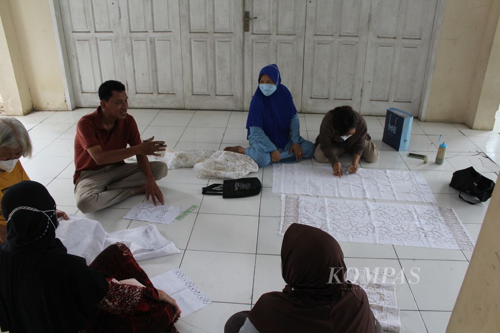 Sejumlah ibu-ibu membuat Batik Proklim di RW 008 Merbabu Asih, Kelurahan Larangan, Kecamatan Harjamukti, Kota Cirebon, Jawa Barat, Sabtu (4/11/2023).