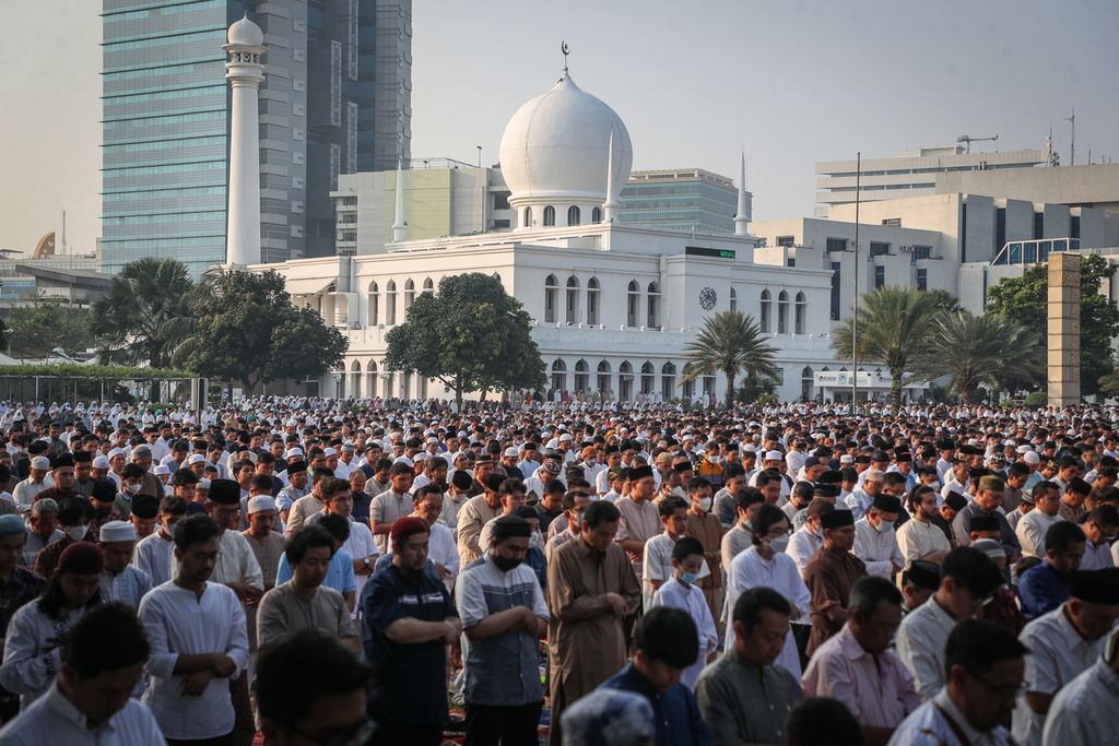 Umat Islam menunaikan shalat Idul Fitri di Masjid Agung Al-Azhar, Jakarta, Sabtu (22/4/2023). Setelah sebulan penuh menunaikan ibadah puasa, Idul Fitri menjadi momentum bagi umat Islam untuk saling memaafkan dan mempererat silaturahmi.