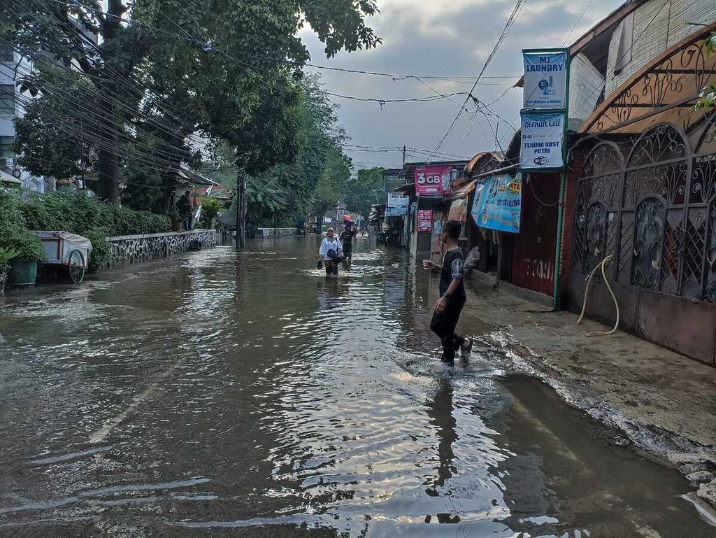 Hujan deras mengakibatkan kawasan Kemang Utara, Duren Tiga, Jakarta Selatan, tergenang air setinggi 40-100 sentimeter, Sabtu (5/11/2022).