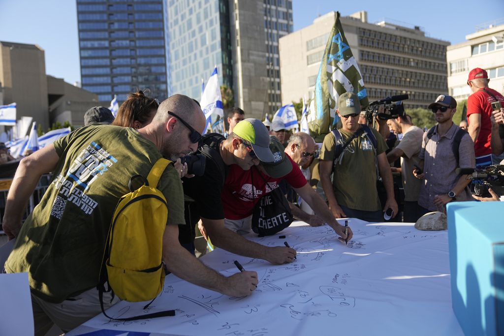 Sejumlah anggota pasukan cadangan IDF Israel menandatangani petisi untuk tidak aktif dalam tugas militer sebagai bagian dari protes terhadap rencana reformasi hukum Pemerintah Israel, Rabu (19/7/2023). Penolakan itu membuat kesiapan IDF menjaga keamanan Israel terganggu.