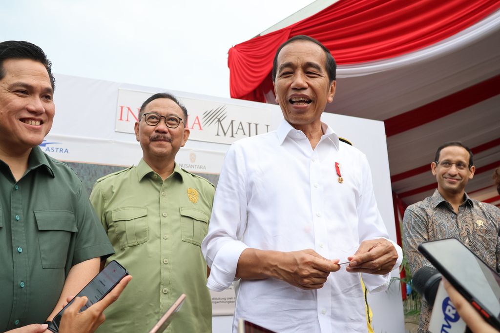 Presiden Joko Widodo memberi keterangan seusai meresmikan dimulainya pembangunan SD Negeri 020 Sepaku, Kalimantan Timur, Rabu (1/11/2023).
