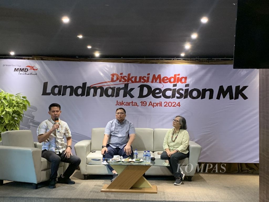 Constitutional Law Lecturer at Andalas University in Padang, Feri Amsari (center), and Professor of Legal Anthropology at the University of Indonesia, Sulistyowati Irianto (right), attended a discussion on "Landmark Decision MK" in Jakarta on Friday (April 19, 2024).