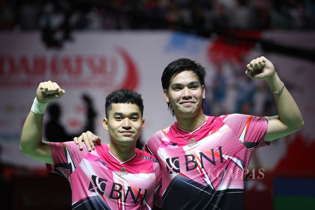 Leo Rolly Carnando (kiri) dan Daniel Marthin merayakan kemenangan atas He Jiting/Zhou Haodong (China) usai final Daihatsu Indonesia Masters 2023 di Istora Gelora Bung Karno, Senayan, Jakarta, 29 Januari 2023. 