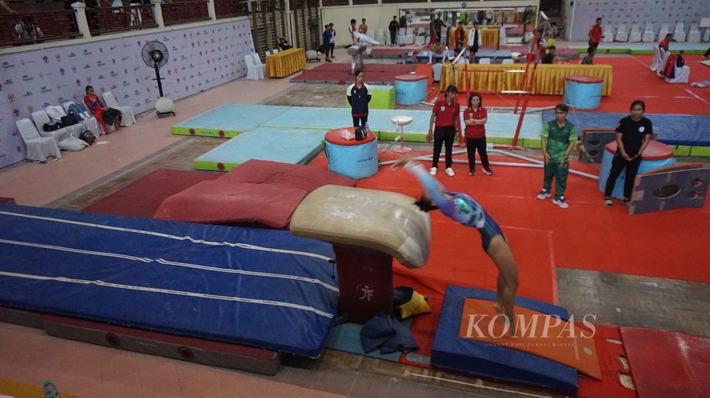 Kejuaraan Nasional Gimnastik 2023 nomor meja lompat (<i>vault</i>) putri di Gedung Senam Nusantara, Surabaya, Jawa Timur, Kamis (19/10/2023). Di nomor ini, Catur Indah Lestari (Jawa Tengah) meraih emas, Muthia Nur Cahya (Sulawesi Selatan) mendapat perak, dan Vira Aprilia (Jakarta) memperoleh perunggu.