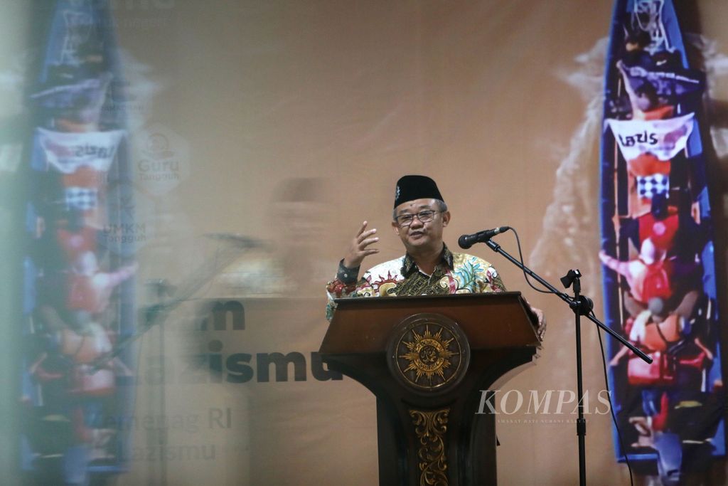 Sekretaris Umum Pimpinan Pusat Muhammadiyah Abdul Mu'ti menyampaikan sambutan pada silaturahim dan peluncuran program ramadhan 1443 H di Kantor PP Muhammadiyah, Menteng, Jakarta, Kamis (31/3/2022). 