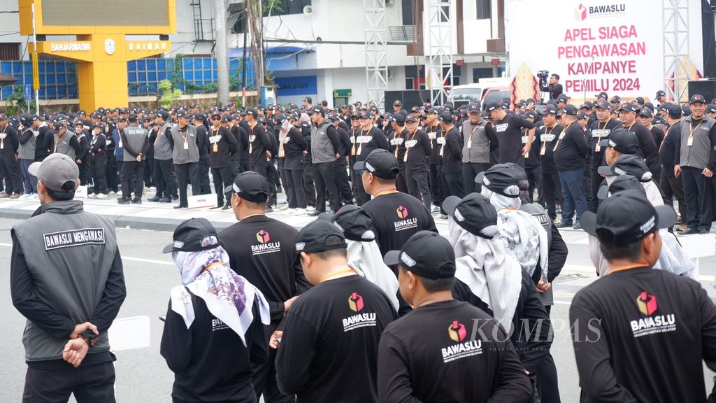 Para pengawas pemilihan umum se-Kalimantan Selatan mengikuti Apel Siaga Pengawasan Kampanye Pemilu 2024 di halaman Balai Kota Banjarmasin, Senin (27/11/2023). 