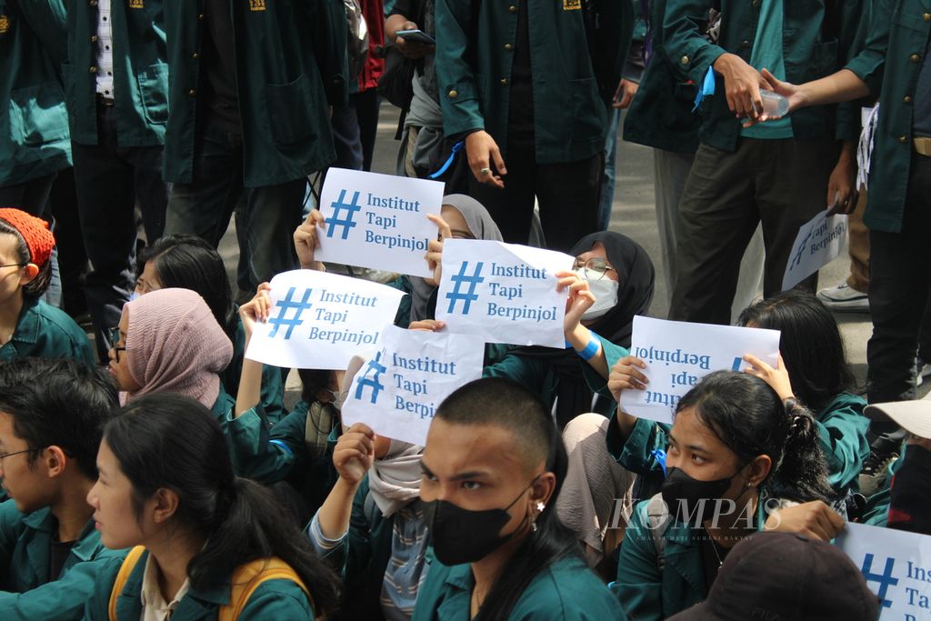 A group of students from Bandung Institute of Technology displayed several writings with the hashtag #Institut Tapi Berpinjol during a protest in front of the institute's rectorate on Sulanjana Street, Bandung City, West Java, on Monday (29/1/2024).