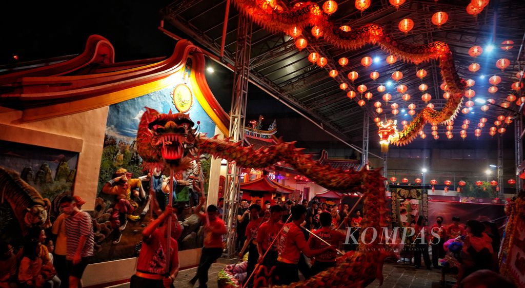 Atraksi naga liong di halaman Vihara Dhanagun, Kota Bogor, Jawa Barat, untuk menyambut tahun baru Imlek 2575, Jumat (9/2/2024) malam. 