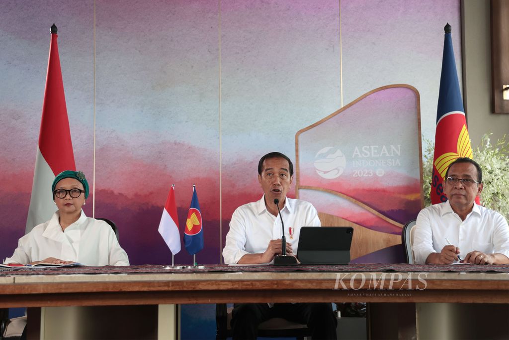 Presiden Joko Widodo didampingi Menteri Luar Negeri Retno Marsudi (kiri) dan Mensesneg Pratikno menyampaikan keterangan pers terkait pelaksanaan KTT ke-42 ASEAN di Labuan Bajo, Manggarai Barat, Nusa Tenggara Timur, Senin (8/5/2023). Presiden menyampaikan bahwa Indonesia akan mengusung pemberantasan perdagangan manusia dan kasus Myanmar untuk dibahas dalam KTT ke-42 ASEAN. KOMPAS/HERU SRI KUMORO 08-05-2023