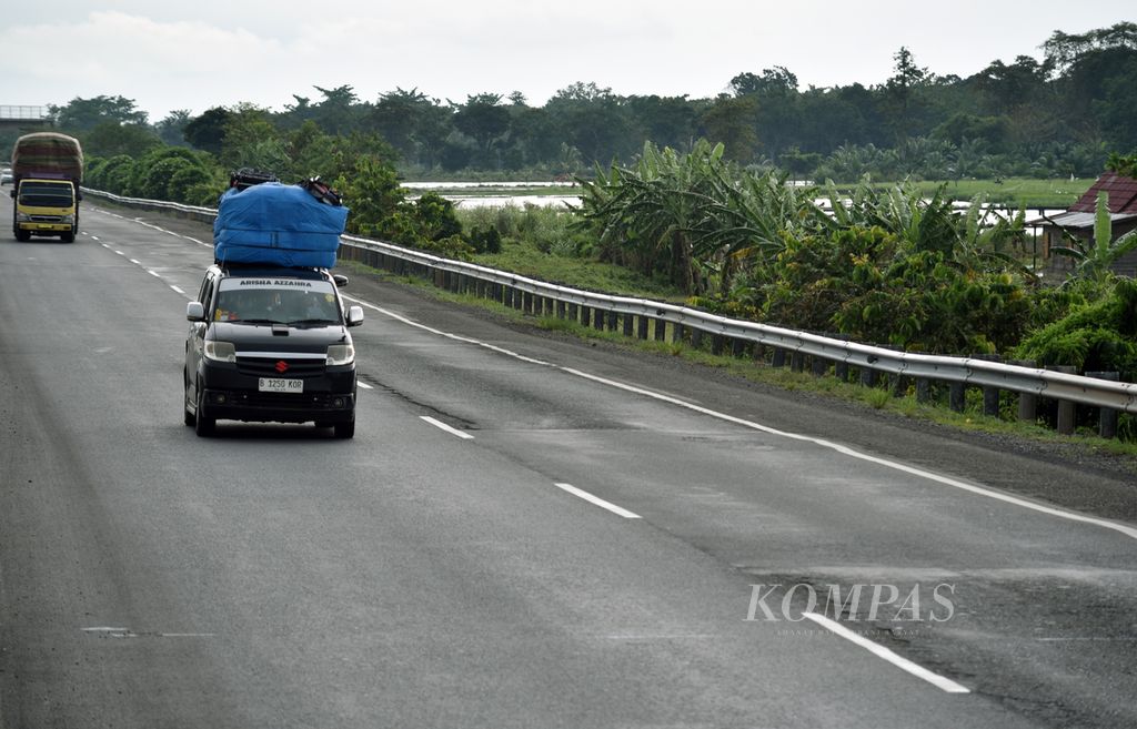 Pemudik mulai melintasi Tol Kayu Agung-Palembang, Sumatera Selatan, Rabu (27/3/2024).