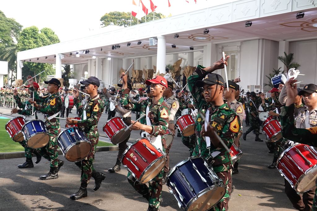 Pasukan <i>marching band </i>TNI-Polri tampil mengiringi Kereta Kencana Ki Jaga Rasa pada Geladi Kotor Upacara Peringatan Detik-detik Proklamasi Ke-78 Kemerdekaan RI yang digelar di halaman Istana Merdeka, Jakarta pada Minggu (13/8/2023). 