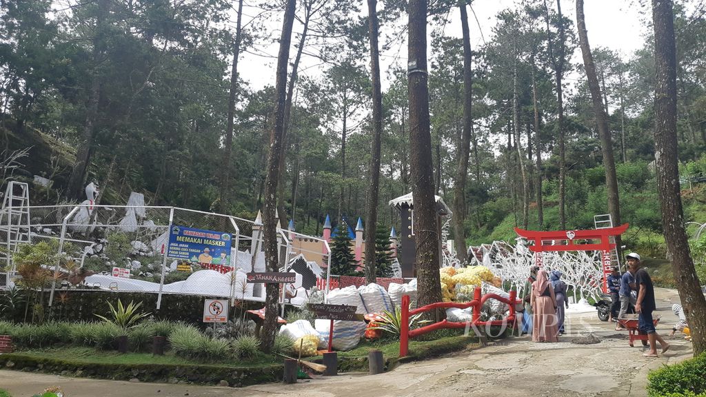 Suasana di kawasan The Lawu Park, Kecamatan Tawangmangu, Kabupaten Karanganyar, Jawa Tengah, Senin (25/4/2022).