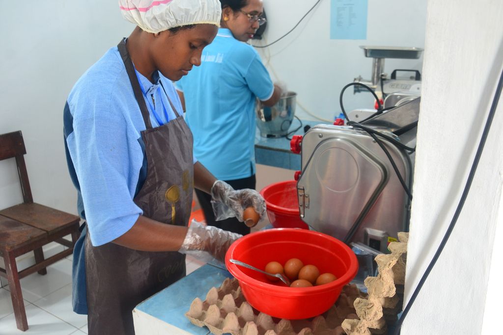 Mahasiswa membuat olahan makanan dari ikan cakalang di Akademi Perikanan Kamasan, Kabupaten Biak Numfor, Papua, Jumat (25/8/2023). 