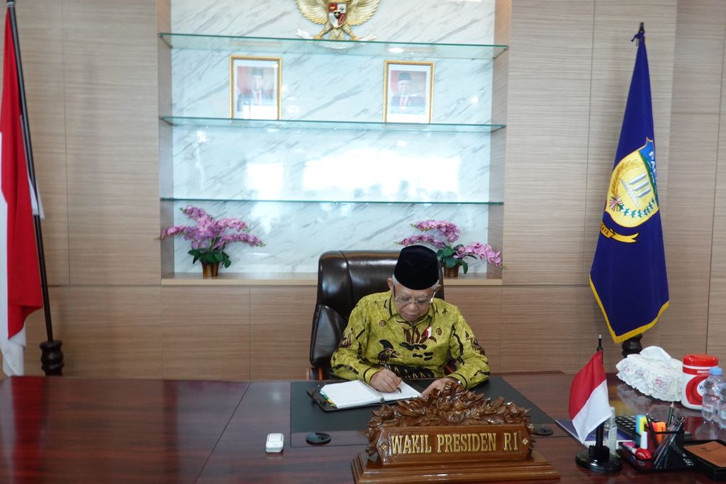 Wakil Presiden Maruf Amin berkantor di kantor Gubernur Papua di Jayapura, Selasa (10/10/2023). 