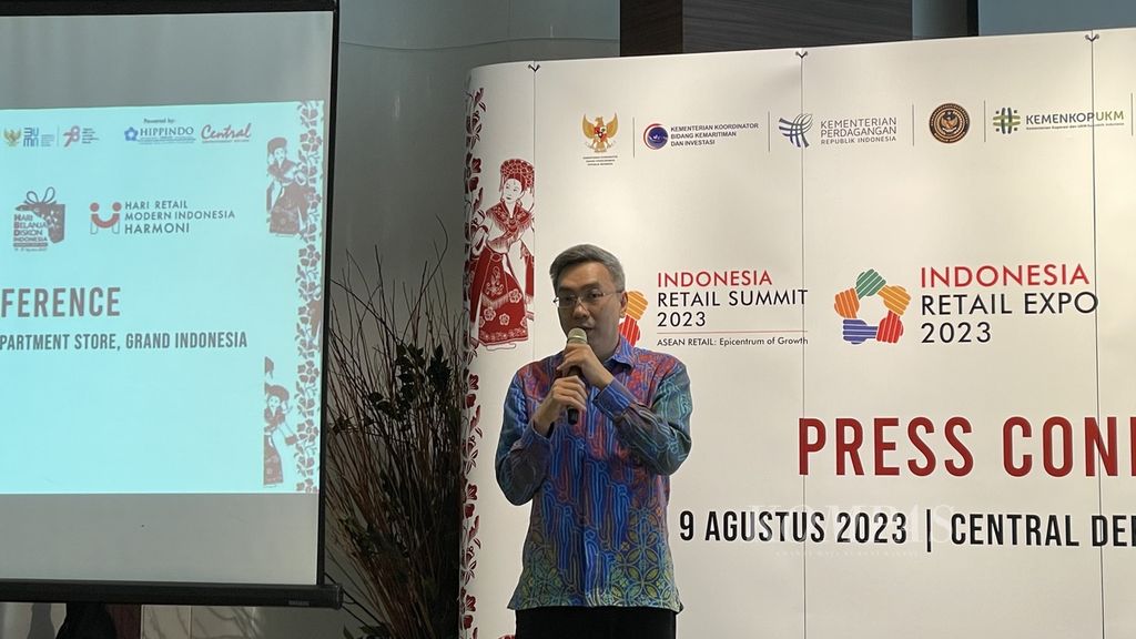 Ketua Umum Himpunan Peritel dan Penyewa Pusat Perbelanjaan Indonesia Budihardjo Iduansjah dalam konferensi pers di Jakarta, Rabu (9/8/2023).