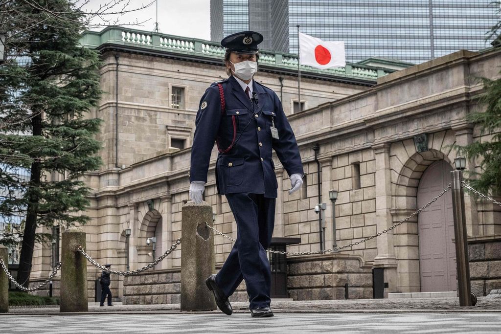 Petugas keamanan berpatroli di sekitar Bank Sentral Jepang (BoJ) di Tokyo, Jepang, 14 Februari 2023. 