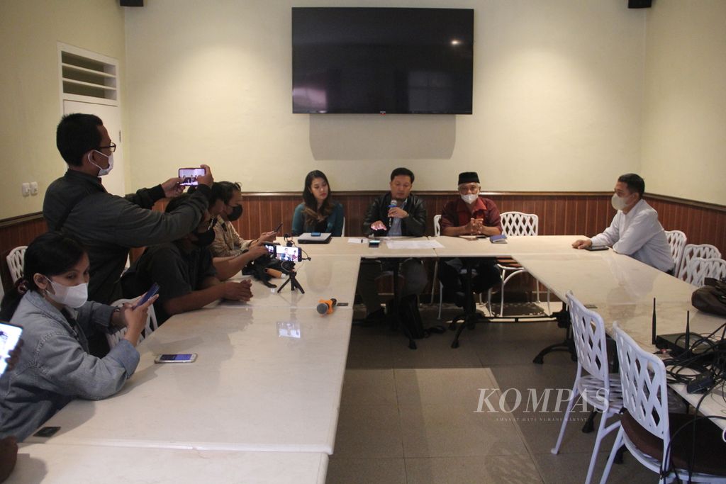 Suasana konferensi pers yang digelar pihak keluarga dan tim kuasa hukum Bryan Yoga Kusuma, Senin (6/6/2022) sore, di sebuah kafe di Kota Yogyakarta. Bryan Yoga Kusuma merupakan korban pengeroyokan dan penganiayaan di Cafe Holywings Jogja pada Sabtu (4/6/2022) dini hari lalu.