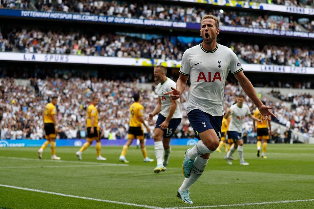 Pemain Tottenham Hotspur Harry Kane merayakan golnya ke gawang Wolverhampton Wanderers pada laga Liga Inggris di Stadion Tottenham Hotspur, London, Sabtu (20/8/2022) Hotspur menang 1-0 pada laga itu. 