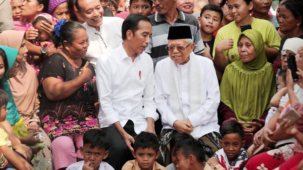 Pasangan calon presiden-calon wakil presiden nomor urut 01, Joko Widodo-Ma’ruf Amin, sebelum menyampaikan pidato kemenangan di Kampung Deret, Tanah Tinggi, Johar Baru, Jakarta, Selasa (21/5/2019).