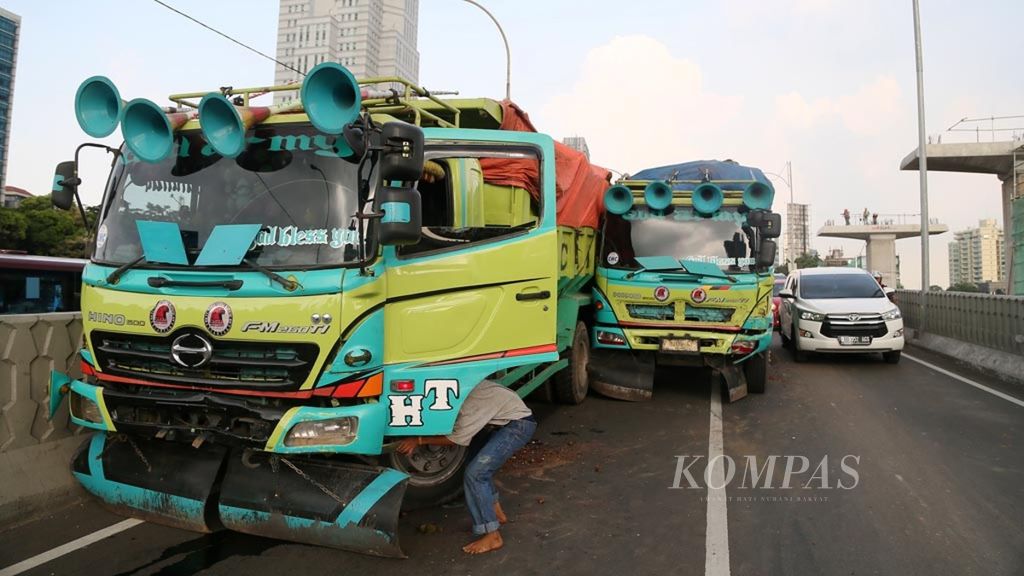Sebanyak delapan kendaraan terlibat kecelakaan beruntun di jembatan (<i>fly over</i>) Pancoran, Jakarta Selatan, Kamis (13/12/2018). Kecelakaan disebabkan rem truk pengangkut material blong dan menabrak tujuh kendaraan di depannya.