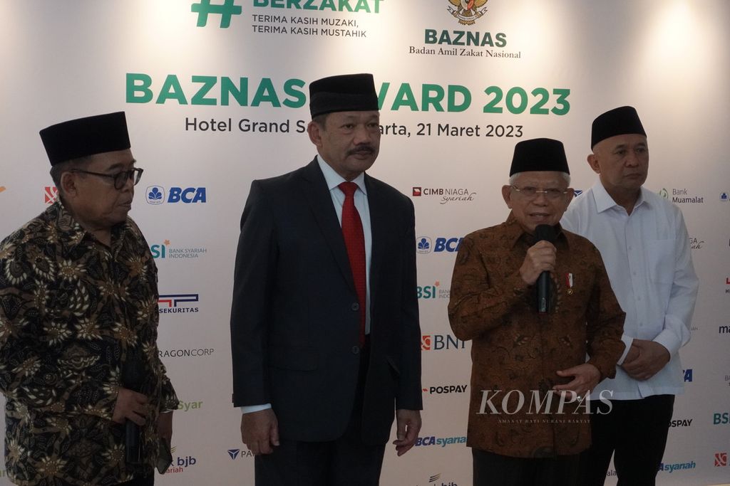 Wakil Presiden Maruf Amin memberikan keterangan pers seusai acara Baznas Award 2023 di Puri Agung, Grand Sahid Jaya Hotel, Jakarta, Selasa (21/3/2023).