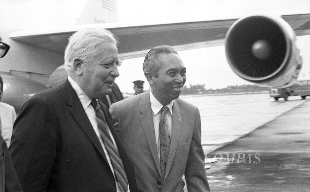 Utusan Khusus Presiden As Nixon , Dubes Keliling David Kennedy berkunjung ke Indonesia pada 15 Maret 1971 antara lain untuk menandatangani persetujuan penundaan pembayaran hutang lama RI kepada AS sebesar 214,3 juta dolar.
