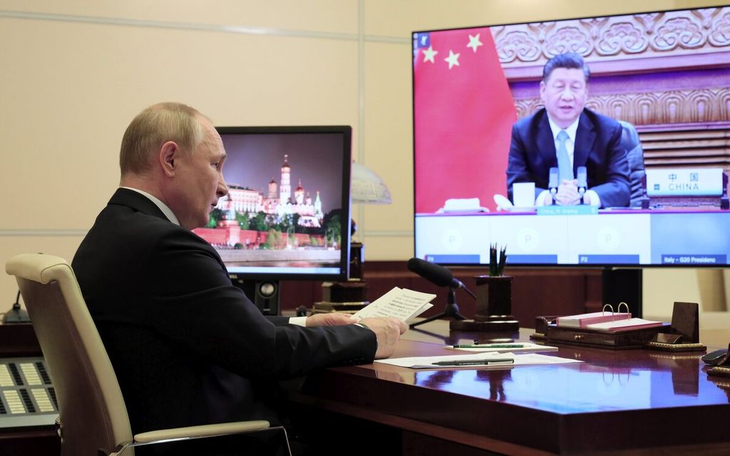 Presiden Rusia Vladimir Putin menghadiri KTT G-20 melalui konferensi video di Moskwa, Rusia, Minggu (31/10/2021). Selepas Rusia menyerbu Ukraina pada Februari 2022, ada desakan agar Moskwa tidak dilibatkan dalam rangkaian kegiatan G20 sepanjang 2022. Sebagai ketua bergilir G20, Indonesia menegaskan semua anggota akan diundang