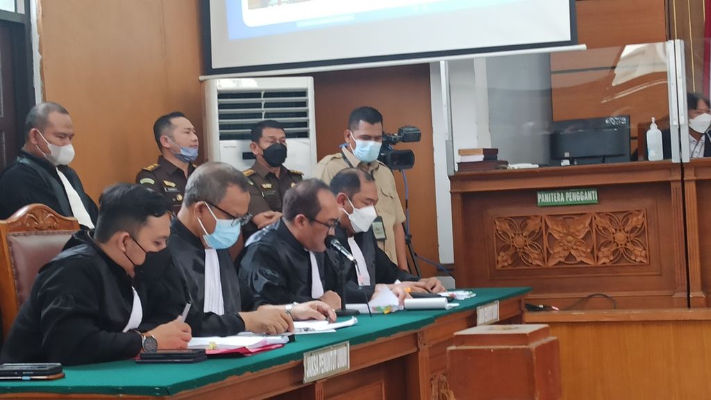 Tim jaksa penuntut umum dari Kejaksaan Agung membacakan dakwaan terhadap terdakwa bekas Kepala Divisi Profesi dan Pengamanan Polri Ferdy Sambo mengikuti sidang dakwaan dugaan pembunuhan berencana dan perintangan penyidikan (<i>obstruction of justice</i>) di Pengadilan Negeri Jakarta Selatan, Senin (17/10/2022).