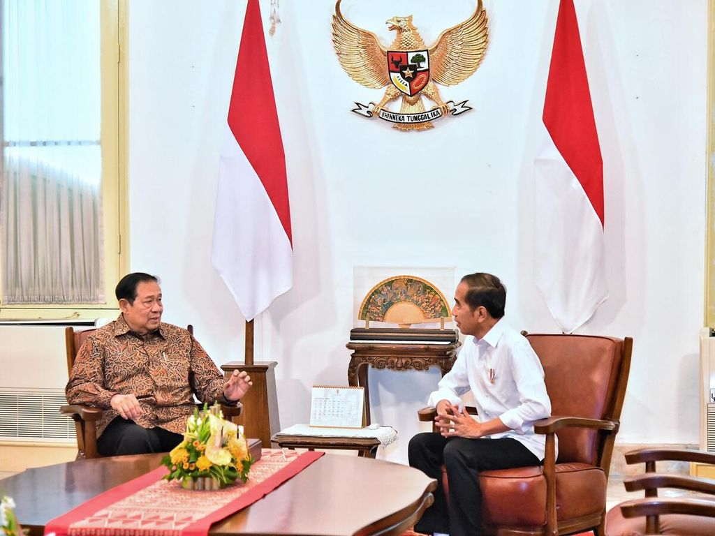 Presiden Joko Widodo (kanan) berbincang dengan Presiden ke-6 RI Susilo Bambang Yudhoyono di Istana Merdeka, Jakarta, Sabtu (21/9/2024). Pertemuan berlangsung secara tertutup sekitar 30 menit membahas masalah kesehatan dan politik. 