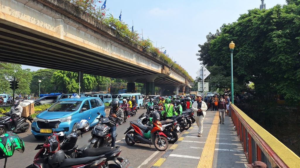 Pengojek daring menunggu penumpang di titik jemput Stasiun Karet, Jakarta Pusat, Kamis (29/8/2024).