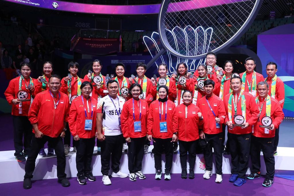 The Indonesian Uber Cup team posed after the final match of the Uber Cup at the Chengdu Hi Tech Zone Sports Centre Gymnasium in China on Sunday (5/5/2024). Despite losing to China, the performance of the "Merah Putih" women's team in Chengdu has received a lot of praise.