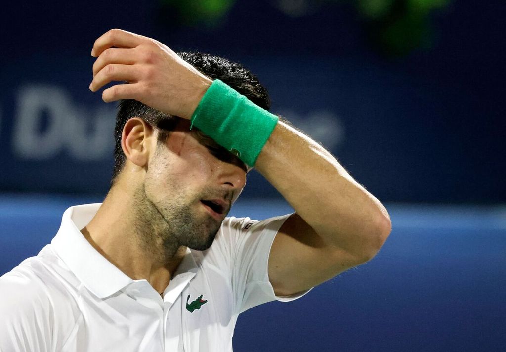 Petenis Serbia, Novak Djokovic, menyeka keringat di wajahnya saat menghadapi Karen Khachanov (Rusia) pada babak 32 besar ATP 500 Dubai di Dubai, Uni Emirat Arab, 23 Februari 2022.
