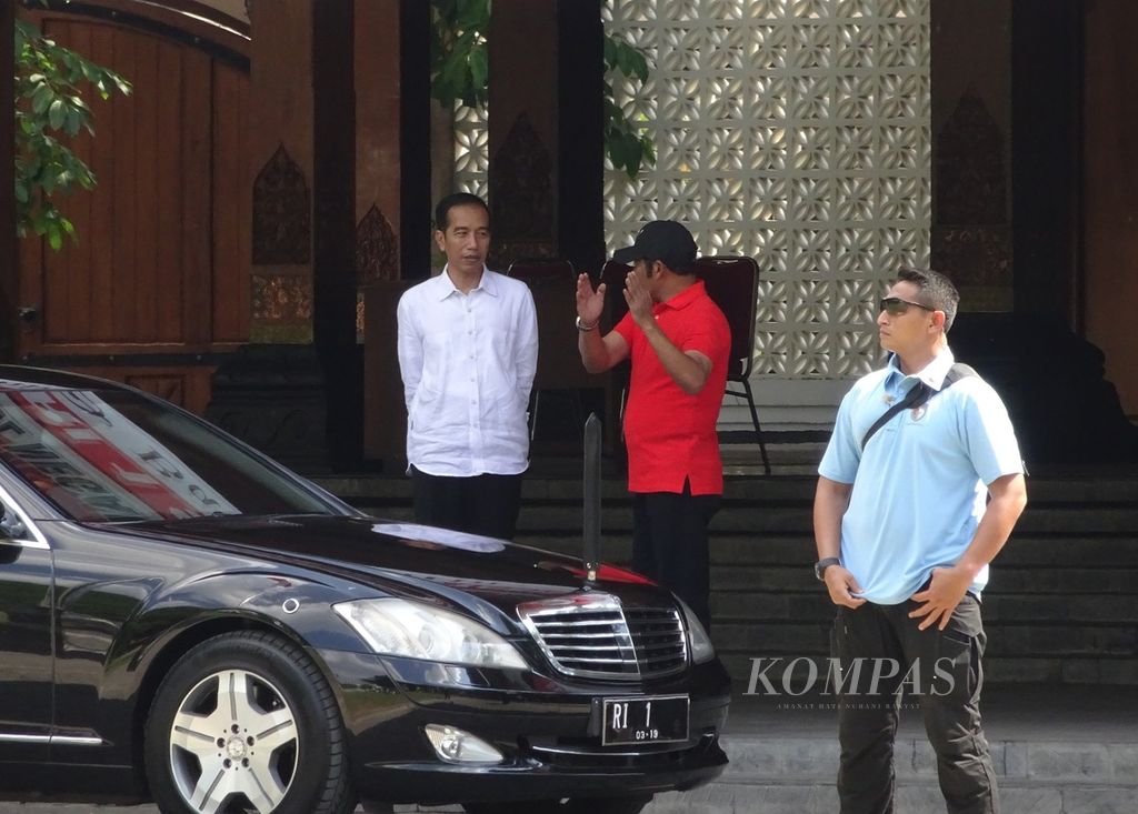 Presiden Joko Widodo berbincang dengan Wali Kota FX Hadi Rudyatmo di sela-sela mengunjungi Balai Kota Surakarta, Jawa Tengah, Minggu (17/6/2018).