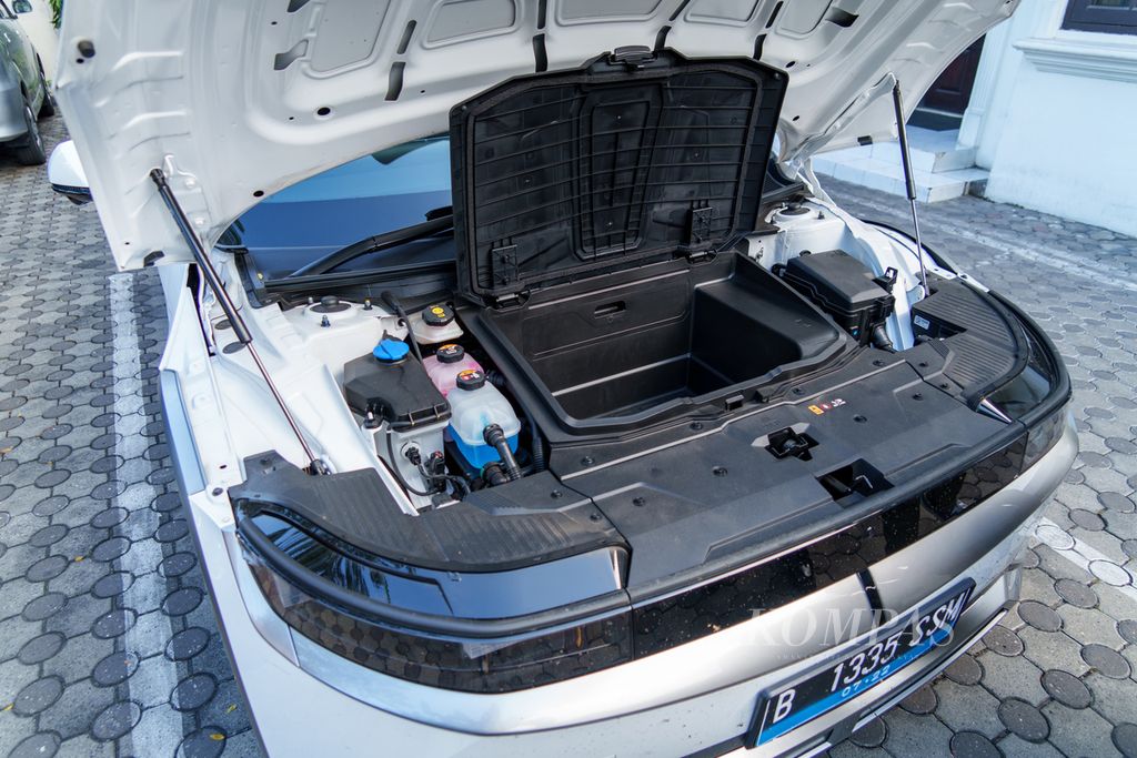 Ruang mesin Hyundai Ioniq 5 Signature Long Range dengan ruang bagasi kecil.