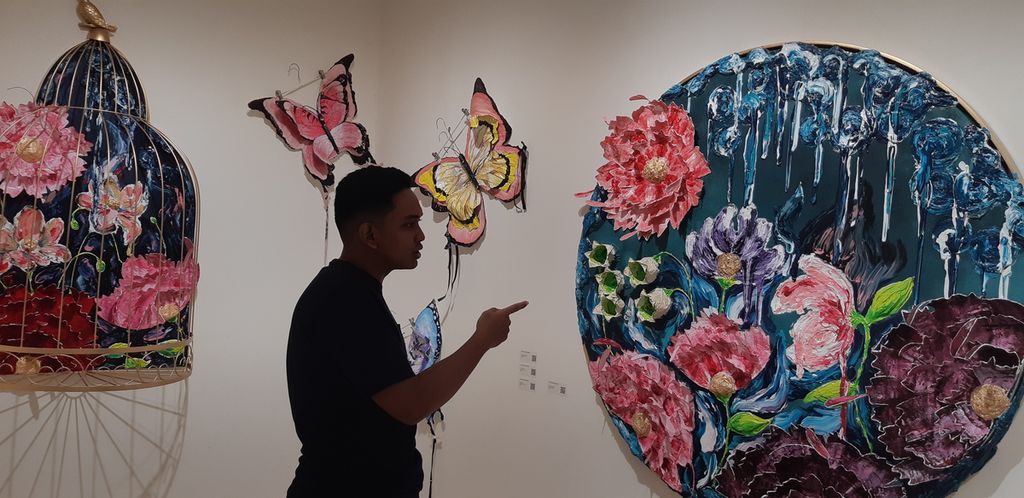 Karya lukisan semipatung bertema bunga dan kupu-kupu karya Elma Lucyana Christin (30), Kamis (21/3/2024, ditampilkan dalam pameran Fur & Foliage, di Galeri Artloka, Jakarta Art Hub,